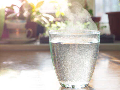 Geheimtipp bei Entzündungen: Die Heißwasser-Trinkkur